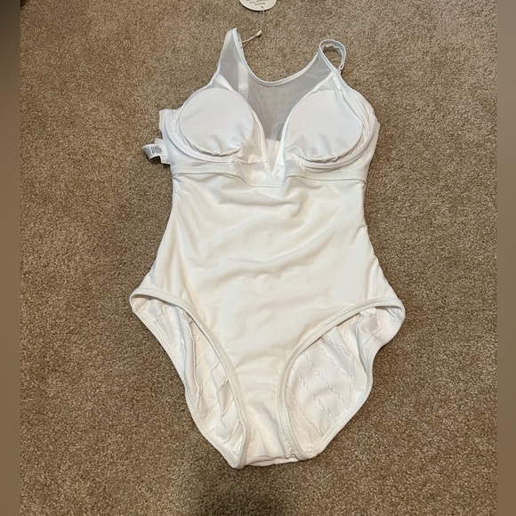 NWT Contours by Coco Reef High Neck One Piece Swimsuit Size 8 32 C Cup - Picture 8 of 11
